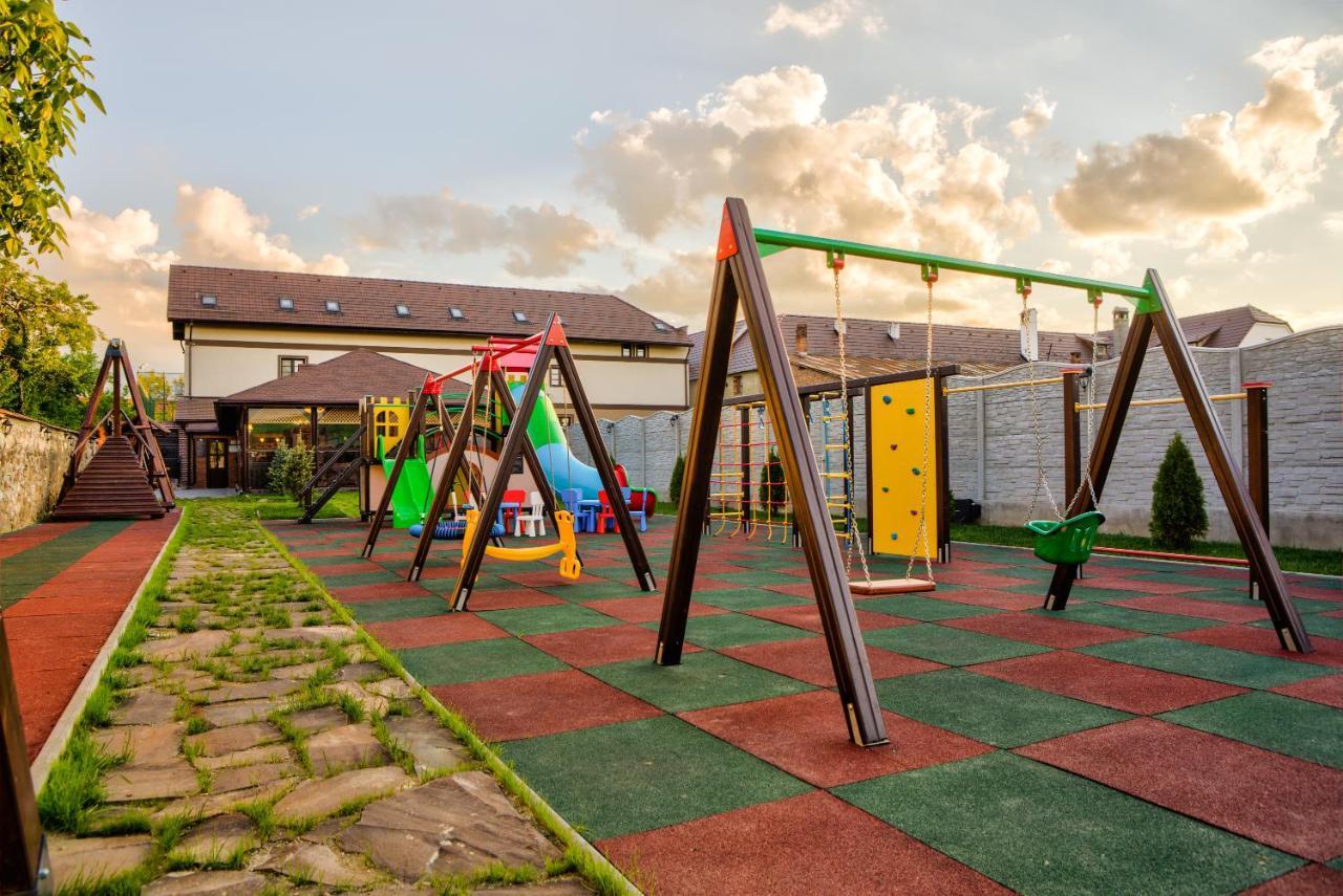 Conacul Ambient Hotel Cristian  Luaran gambar